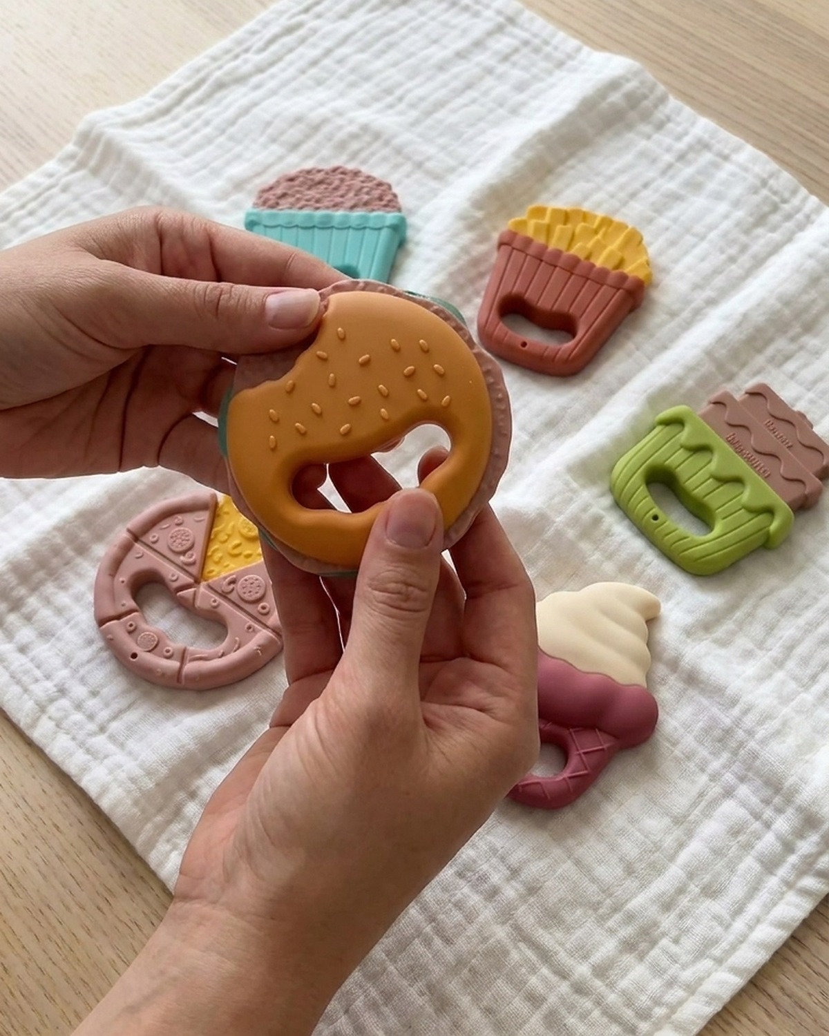 Anneaux de dentition gourmands pour bébé : pizza, burger, frites, cupcake et glace